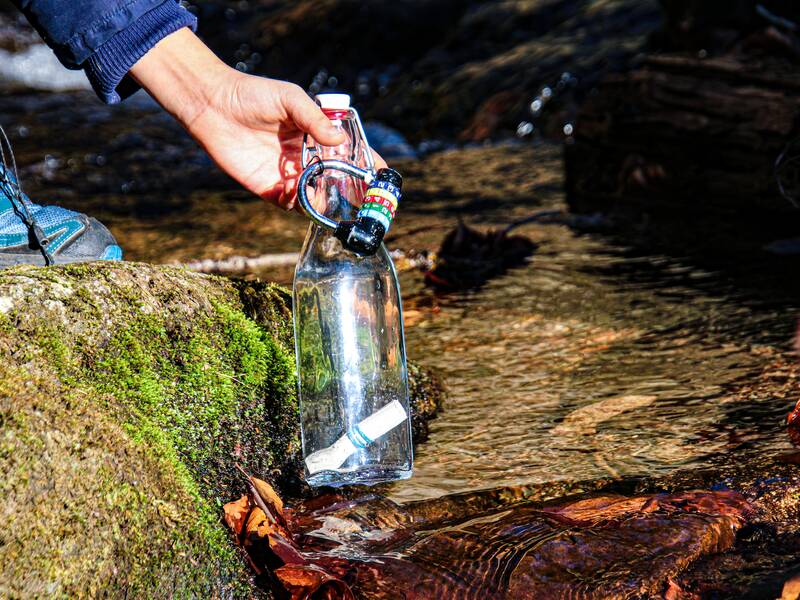 Flasche im Wasser