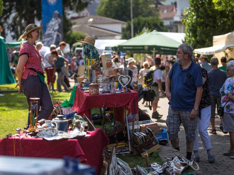 Beim Herrenalber Klosterfest bieten Händler rund um das Paradies ihre besondere Handwerkskunst an.