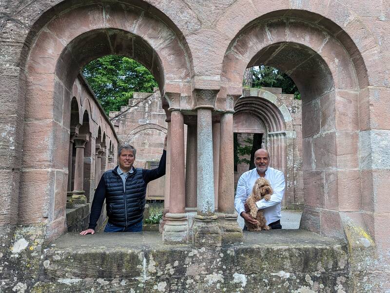 Das Konzert von Star-Tenor Jay Alexander (r.) und den Singenden Mönchen, hier repräsentiert von Rainer König, dem Vorsitzenden des MGV Liederkranz Bad Herrenalb e.V., am 21. September in der Klosterkirche ist ausverkauft. 