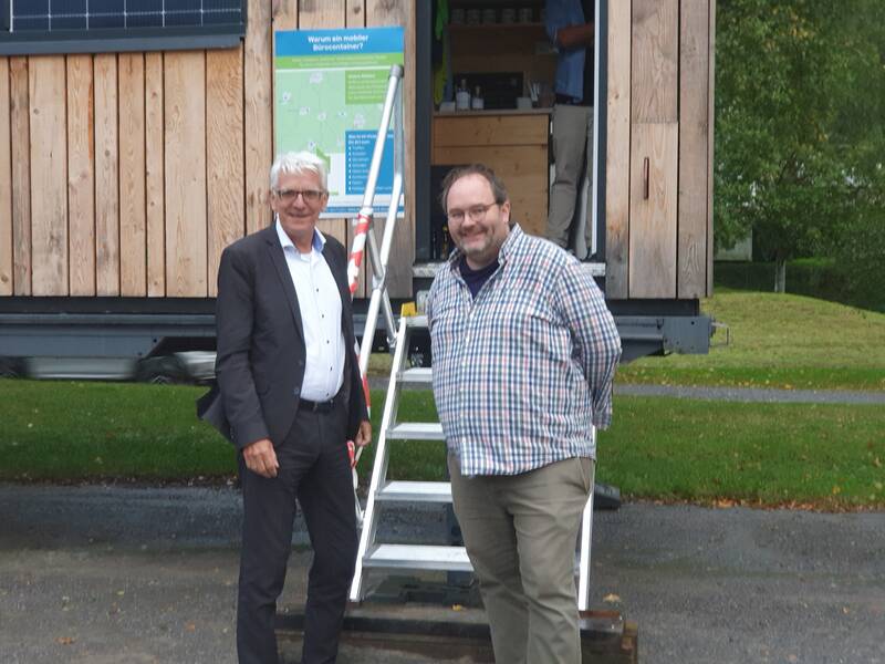 Bürgermeister Klaus Hoffmann (l.) und Moritz Meidert, Geschäftsführer der Kommune Zukunft, vor dem Kokubus Coworking Space am Herrenalber Waldfreibad.