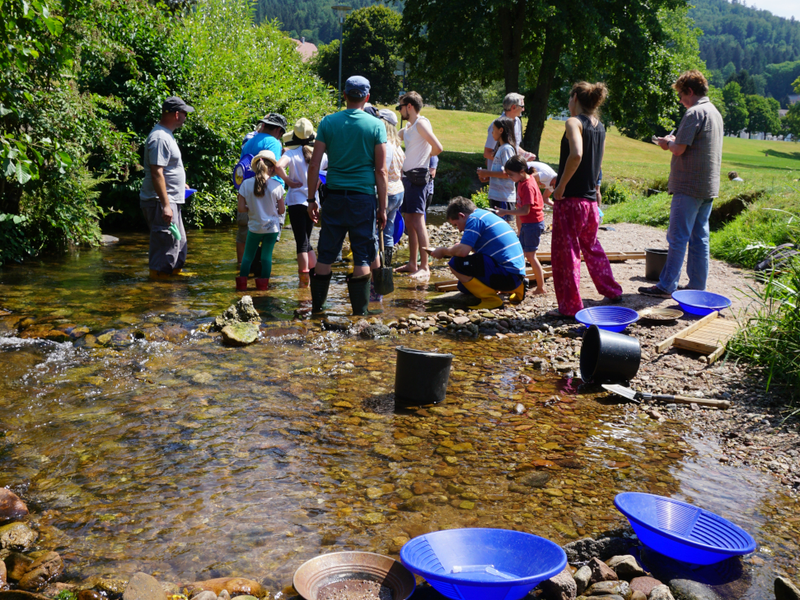 Unverzichtbare Werkzeuge beim Goldwaschen: Waschbänke und Waschpfannen.