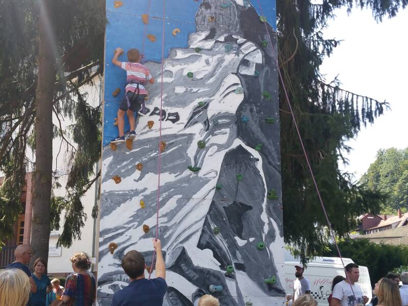 Wer sich auf dem Herrenalber Klosterfest sportlich betätigen möchte, kann versuchen, die Kletterwand zu bezwingen.