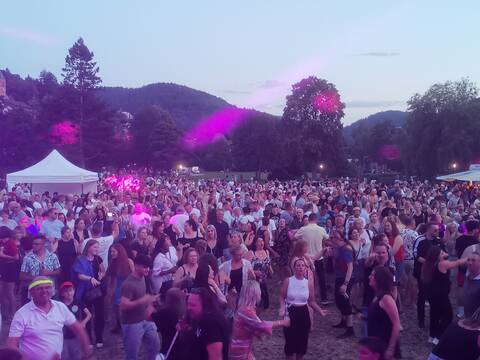 Große Open-Air-Party mit vielen tanzenden Menschen