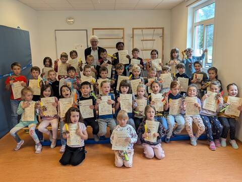 Die kleinen Forscher aus dem Kinderhaus "Regenbogen" zeigen stolz ihre Diplome.