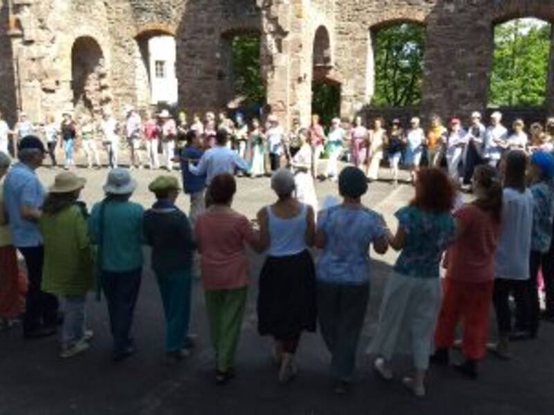 Eine Gruppe Menschen bildet einen Kreis